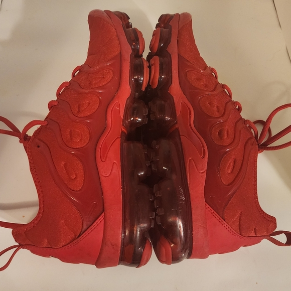 Nike Air VaporMax Triple Red Sneaker - Picture 5 of 7